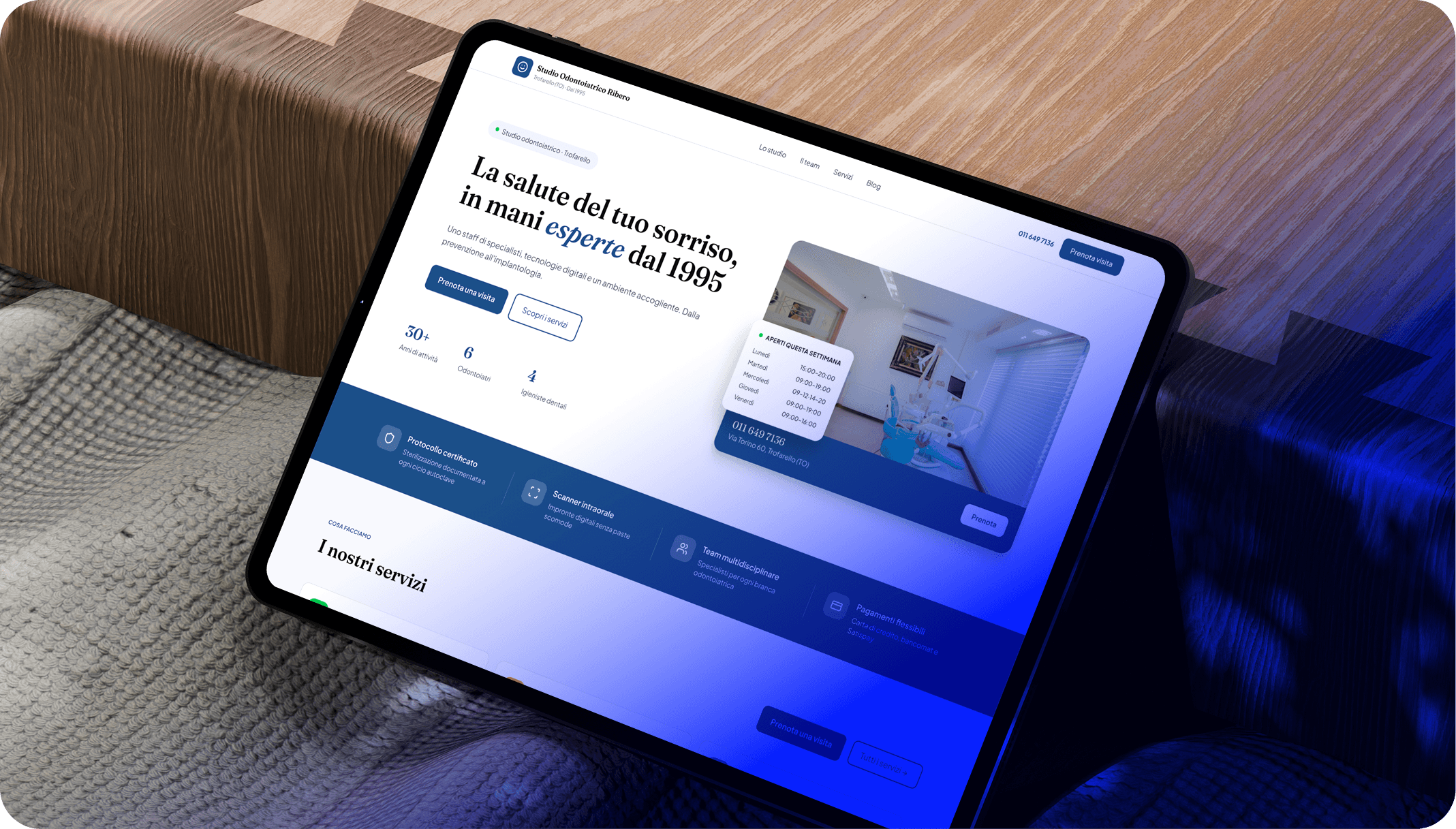 Sito su iPad, bottoni e orari in evidenza